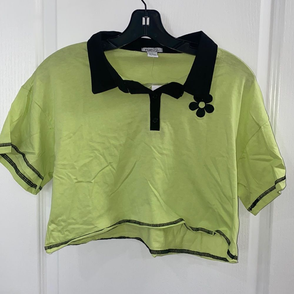 Green Flower Crop Top W/Collar - NWT💚🖤